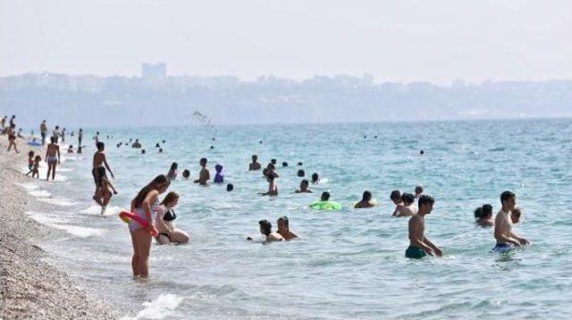 Antalya'da Plajlar Hareketlendi