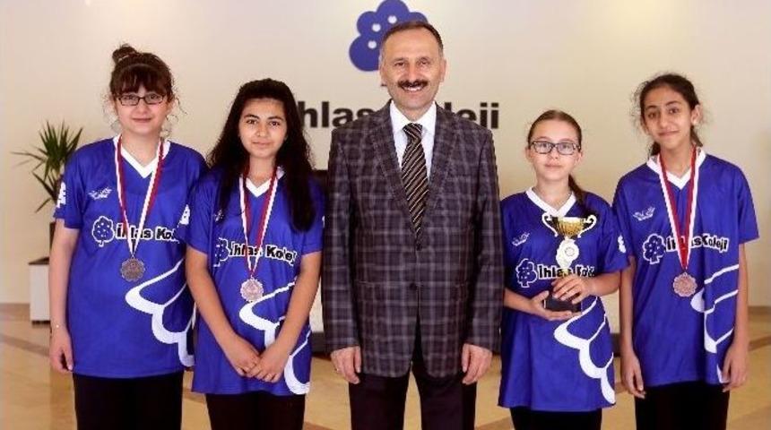 &lsquo;k&uuml;&ccedil;&uuml;k Kızlar&rsquo; Badmintonda İstanbul &Uuml;&ccedil;&uuml;nc&uuml;s&uuml; Oldu