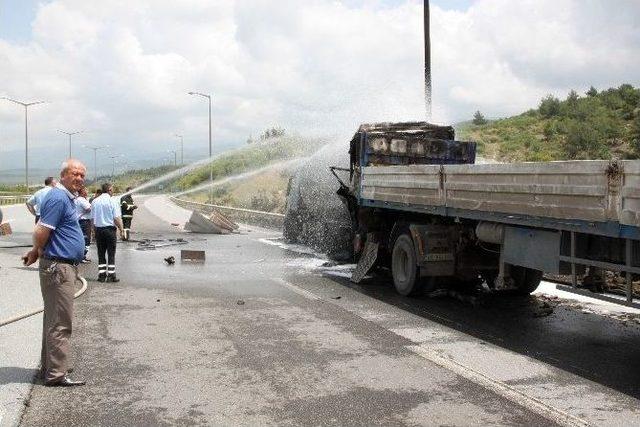 Tır, Lpg Yüklü Tankere Çarptı: 1 Ölü