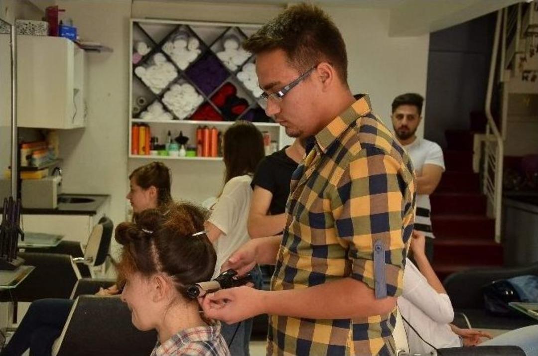 (&ouml;zel Haber) Kız &Ouml;ğrenciler Mezuniyet T&ouml;renine B&ouml;yle Hazırlanıyor