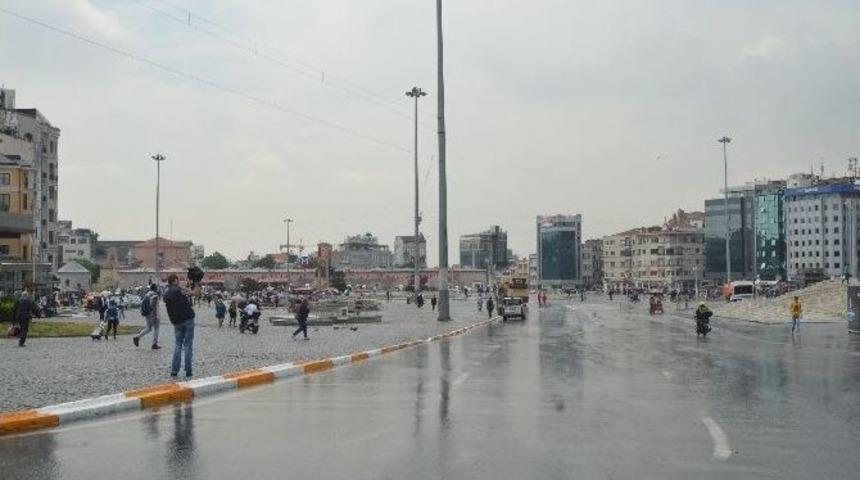 Taksim&rsquo;de Vatandaşlar Yağmura Hazırlıksız Yakalandı