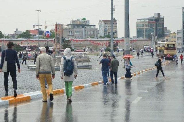 Taksim’de Vatandaşlar Yağmura Hazırlıksız Yakalandı