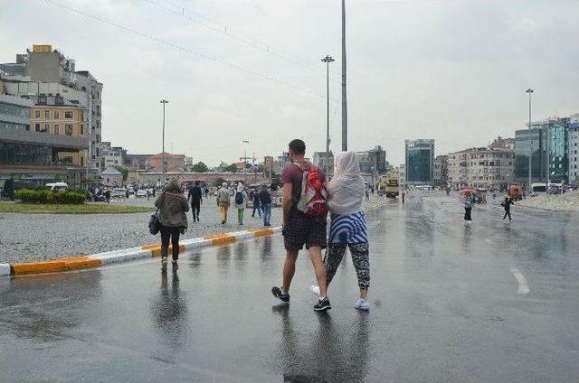 Taksim’de Vatandaşlar Yağmura Hazırlıksız Yakalandı