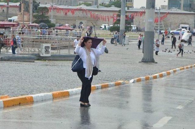 Taksim’de Vatandaşlar Yağmura Hazırlıksız Yakalandı