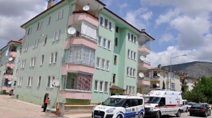 Evde Doğalgaz Borusuna Kendini Astı