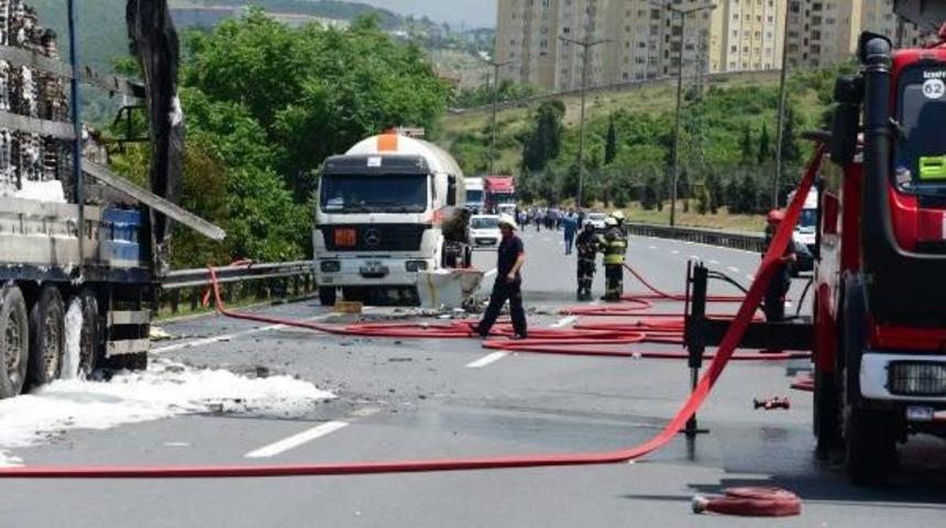 Tır'ın &Ccedil;arptığı Lgp Y&uuml;kl&uuml; Tanker Yandı, Tem Kilitlendi (2)