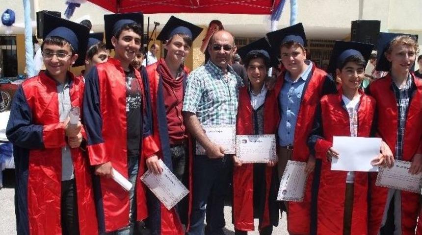 Erzincan Cumhuriyet Ortakulunda Mezuniyet Sevinci
