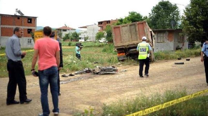 Kamyonun &Ccedil;arptığı Motosikletteki &Ccedil;ift &Ouml;ld&uuml;