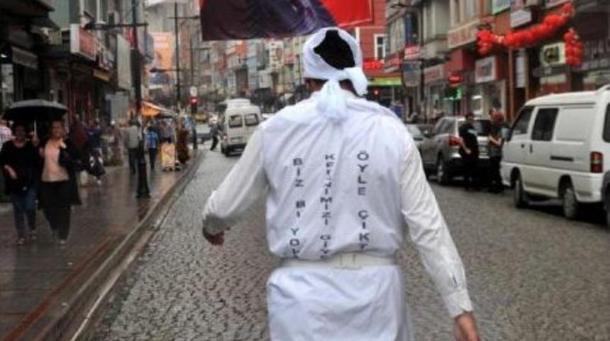 Kefen Giyip Ak Parti&rsquo;Nin Oy Kaybetmesini Protesto Etti