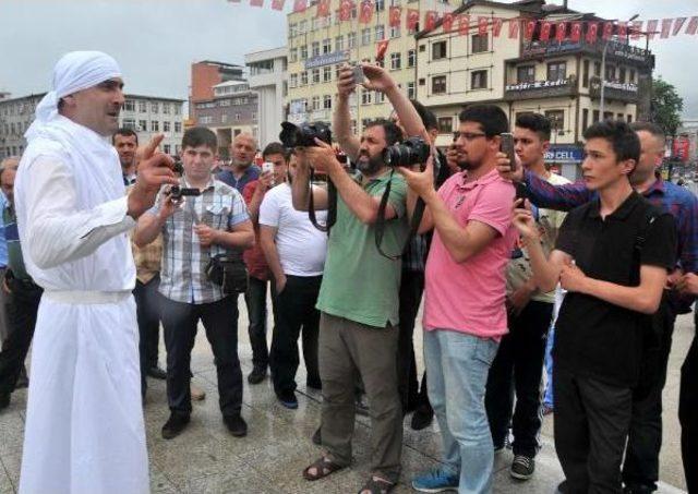 Kefen Giyip Ak Parti’Nin Oy Kaybetmesini Protesto Etti 1
