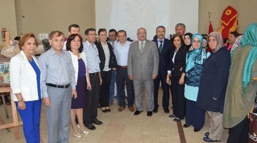 Halk Eğitim Merkezi Kursiyerleri Y&ouml;resel Kıyafetleri Sergilediler