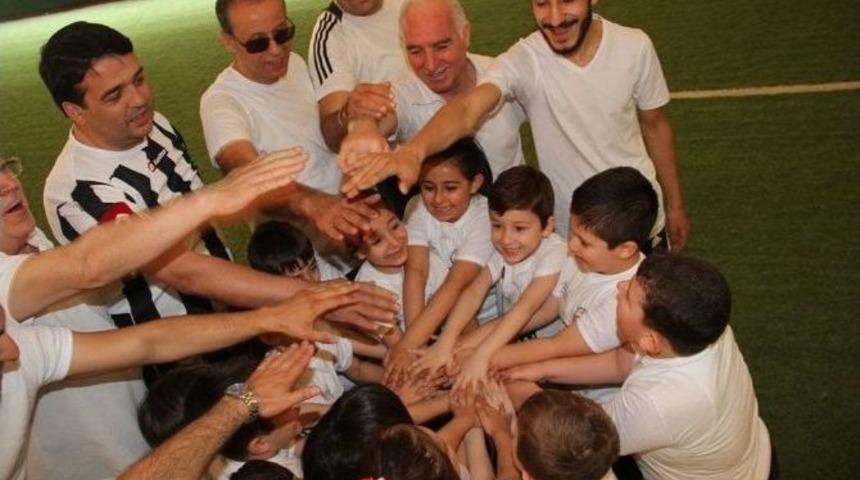 Babalar Ve &Ccedil;ocukları Top Oynadı, Anneler Destek Verdi