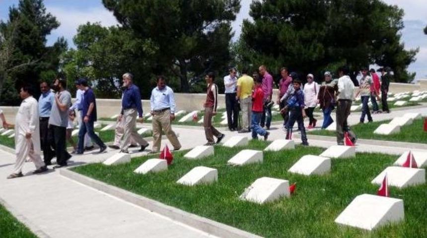 Pakistanlı &Ouml;ğrenciler, Gelibolu'da Şehitlikleri Gezdi