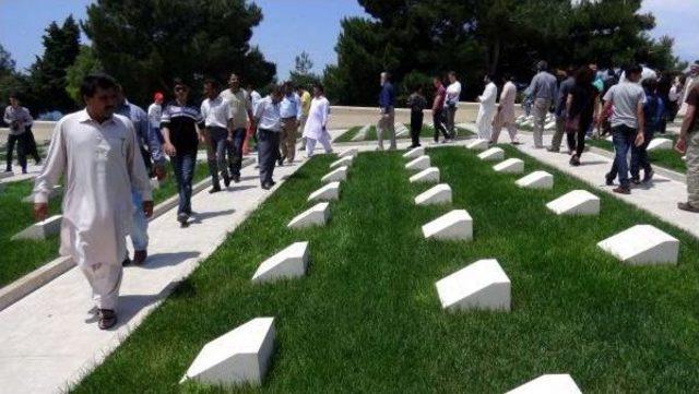 Pakistanlı &Ouml;ğrenciler, Gelibolu da Şehitlikleri Gezdi 1