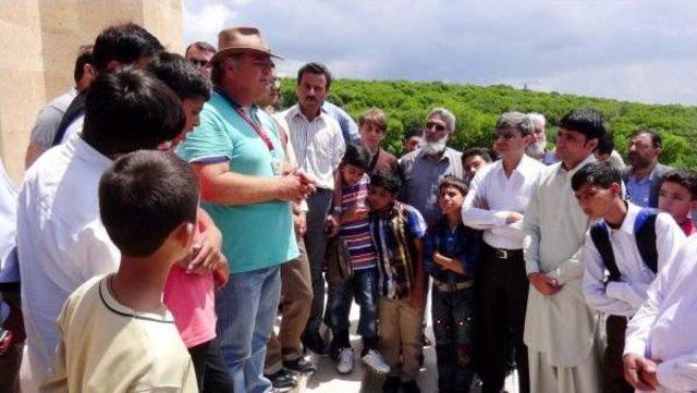 Pakistanlı &Ouml;ğrenciler, Gelibolu da Şehitlikleri Gezdi 2