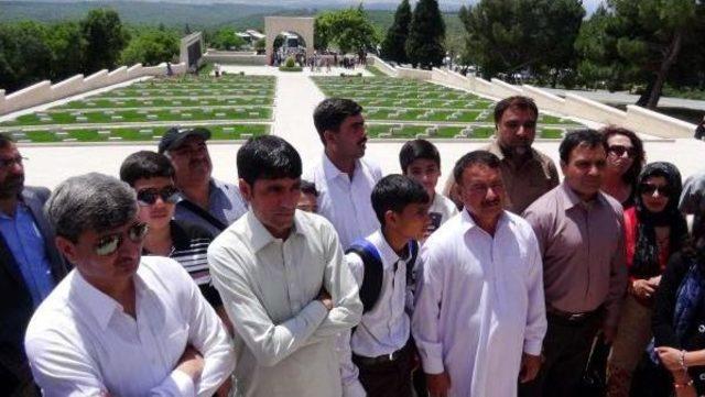 Pakistanlı &Ouml;ğrenciler, Gelibolu da Şehitlikleri Gezdi 3