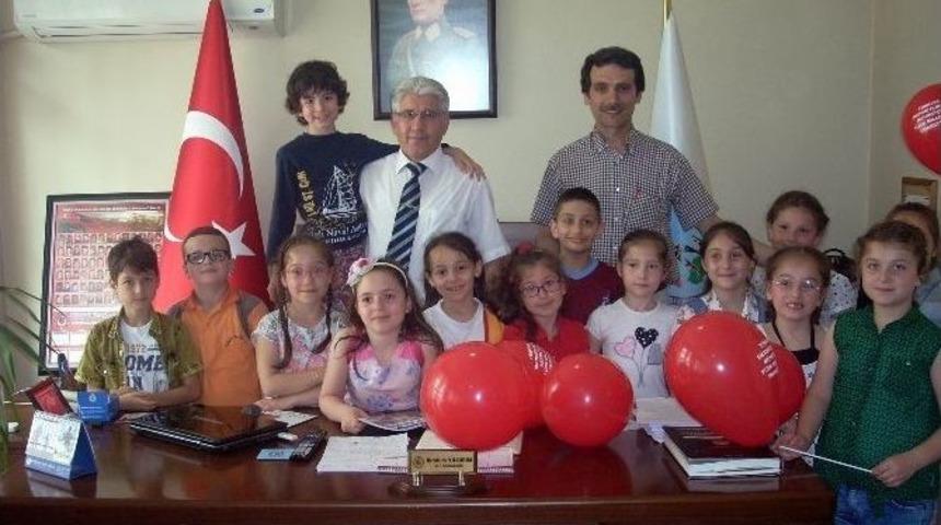 Minik &Ouml;ğrencilerden Mehmet&ccedil;ik Vakfı&rsquo;na Bağış