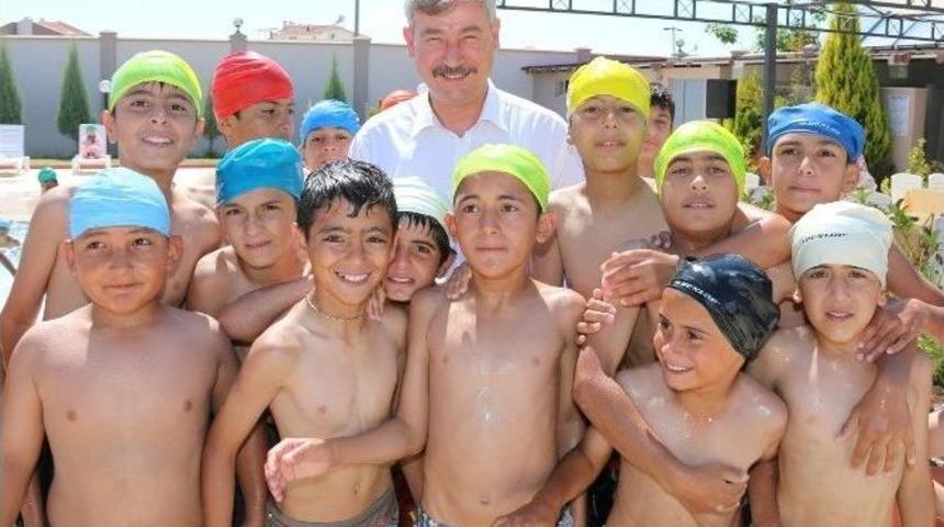 Saruhanlı Belediyesi&rsquo;nden &Ouml;ğrencilere Karne Hediyesi