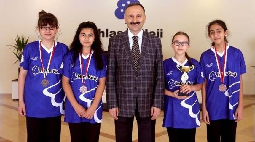 İhlas Koleji Badminton Takımı İstanbul &Uuml;&ccedil;&uuml;nc&uuml;s&uuml; Oldu
