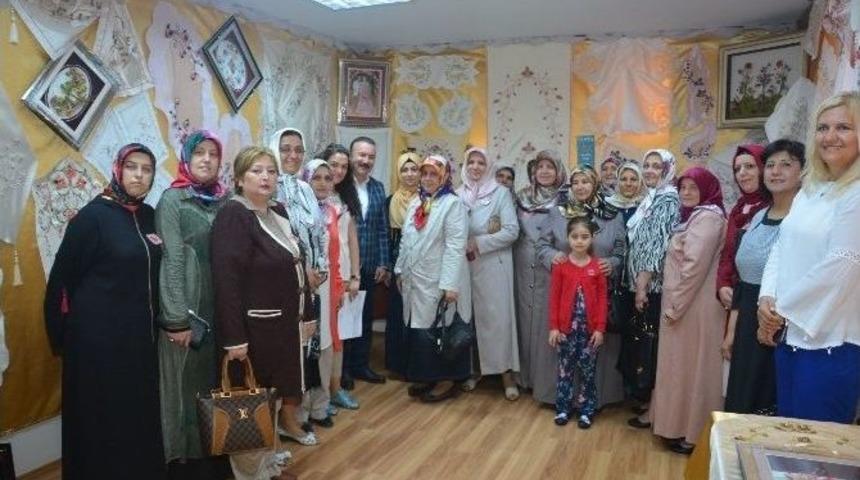 İzmek Yeni Mezunlar Vermeyi S&uuml;rd&uuml;r&uuml;yor