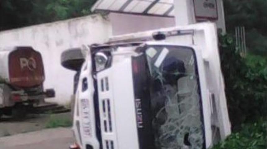 Rize&rsquo;de Kamyonet Akaryakıt İstasyonunda Devrildi