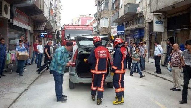 Seyir Halindeyken Alev Alan Otomobili Esnaf Söndürdü