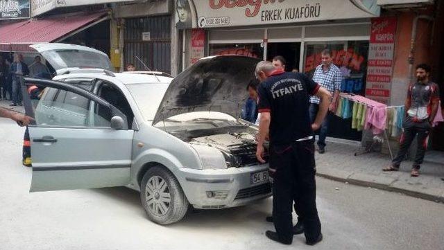 Seyir Halindeyken Alev Alan Otomobili Esnaf Söndürdü