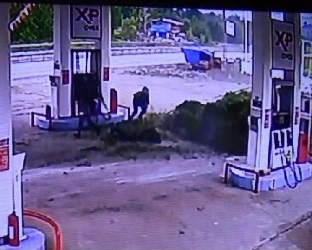 Çay Yüklü Kamyon Akaryakıt Istasyonuna Devrildi 1
