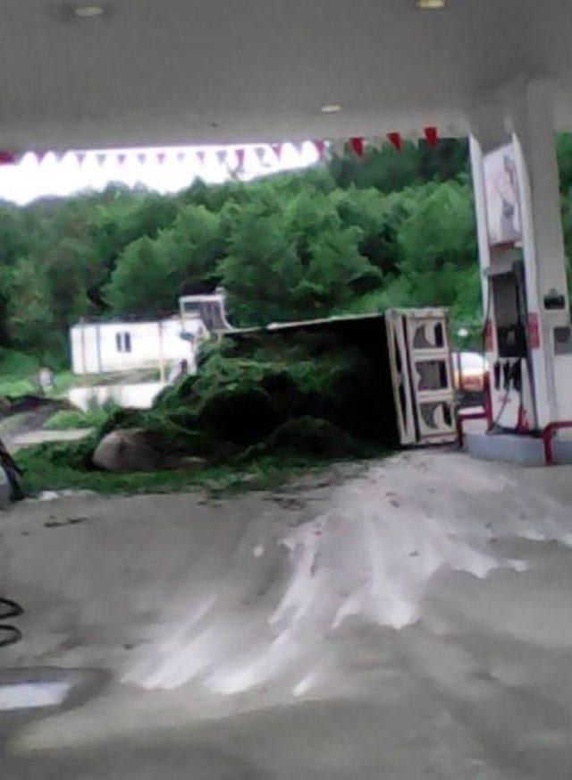 Çay Yüklü Kamyon Akaryakıt Istasyonuna Devrildi 2