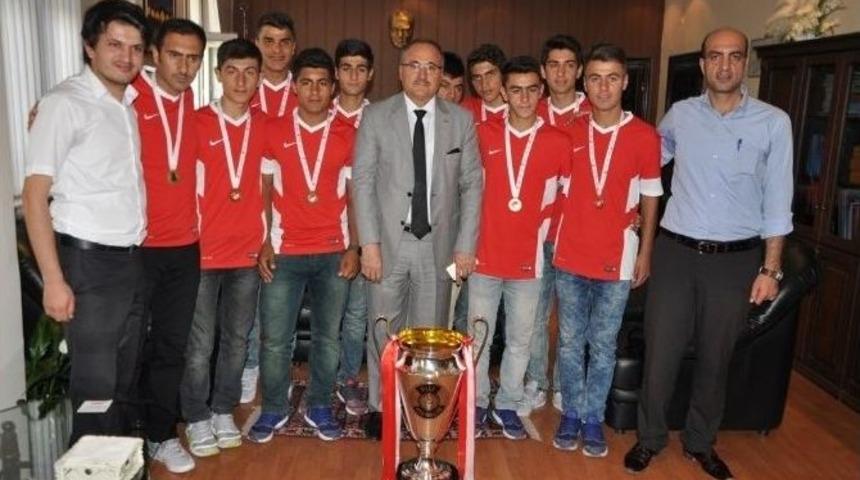 Şırnak &Ccedil;pl Nike Turnuvası&rsquo;nda T&uuml;rkiye Birincisi Oldu