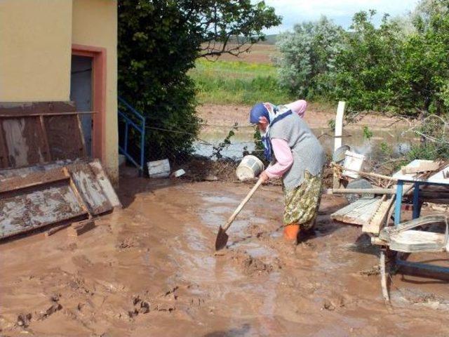 Yozgat'ta  Yağmur Ekili Alanlarda Su Baskınına Neden Oldu