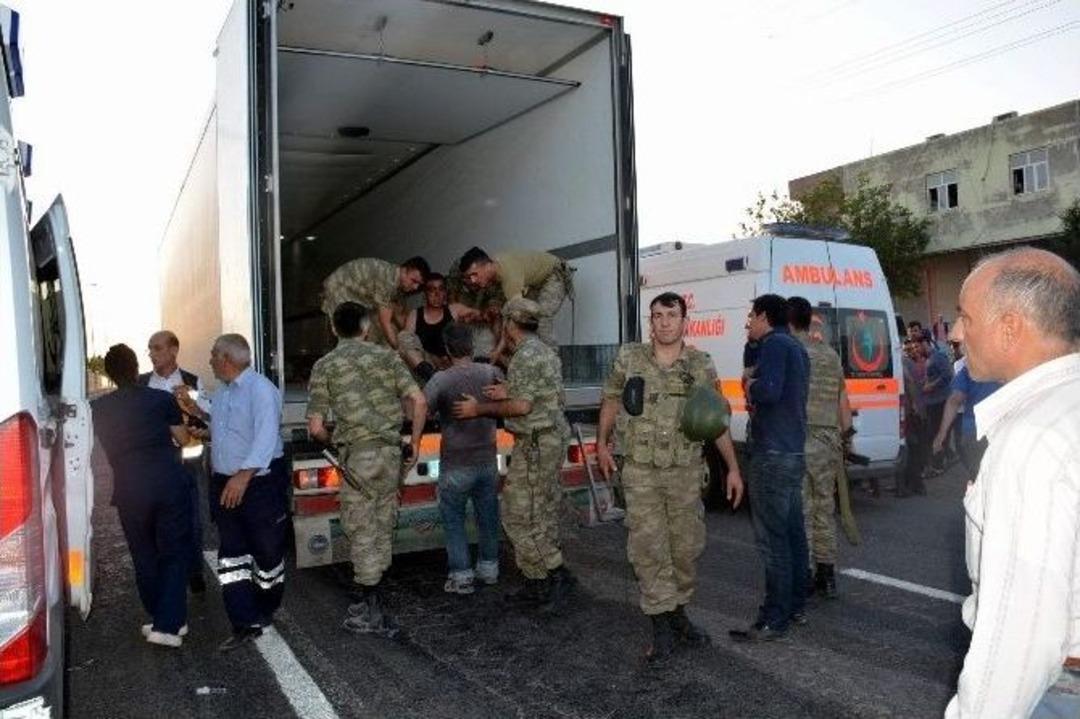Şanlıurfa&rsquo;da Asker Ara&ccedil; Devrildi: 1 Şehit, 18 Yaralı