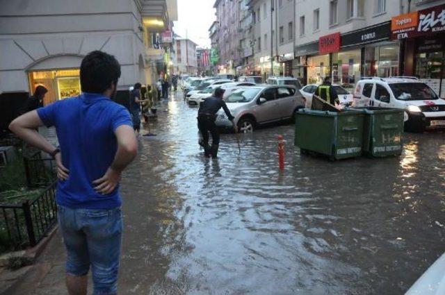 Sivas'ta 15 Dakikalık Yağış Hayatı Felç Etti