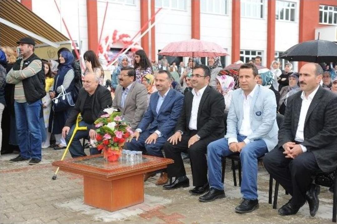 Boz&uuml;y&uuml;k Mesleki Ve Teknik Anadolu Lisesi Mezunlarını Verdi