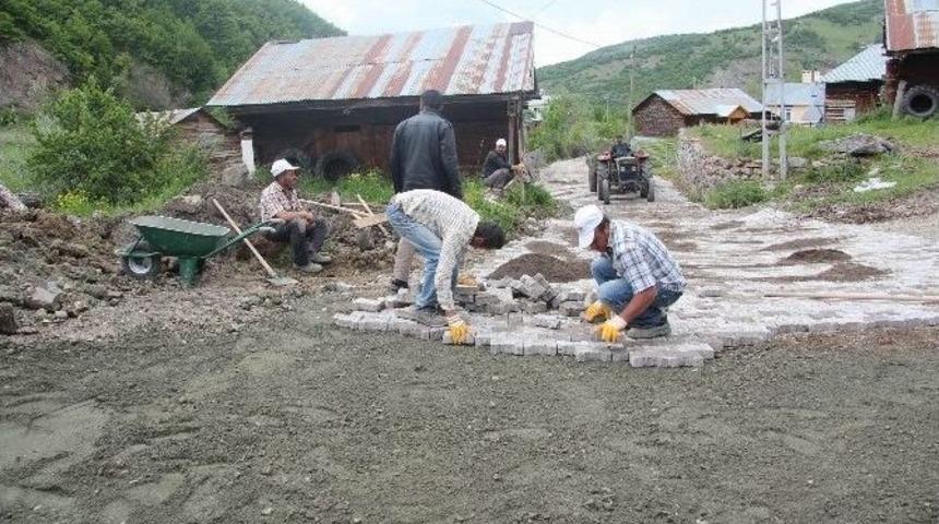 Koyulhisar&rsquo;da Alt Yapı &Ccedil;alışmaları Devam Ediyor
