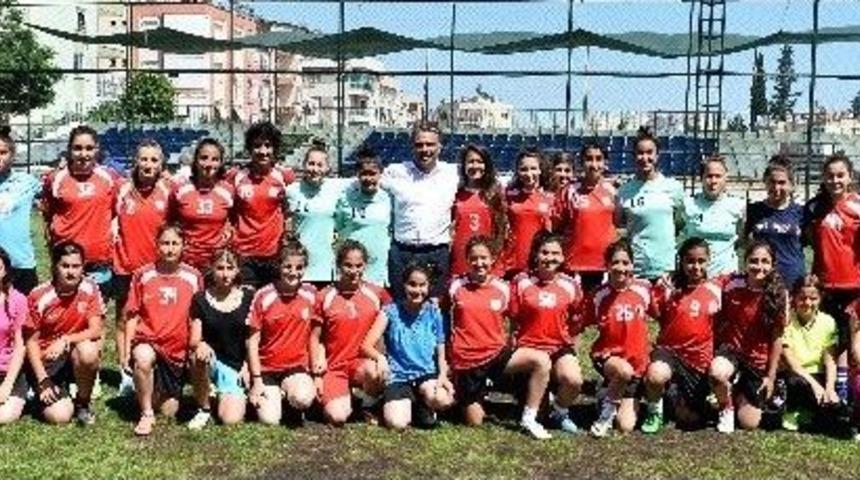 Futbolcu Kızlara Başkan Uysal&rsquo;dan Moral Ziyareti