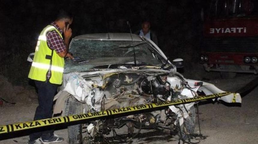 Gelendost'ta Iki Otomobil &Ccedil;arpıştı, S&uuml;r&uuml;c&uuml;ler &Ouml;ld&uuml;