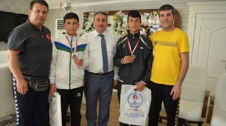 Madalya Avcısı Eskrimciler &Ouml;d&uuml;llendirildi