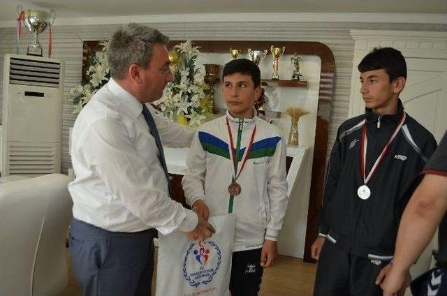 Madalya Avcısı Eskrimciler &Ouml;d&uuml;llendirildi 1