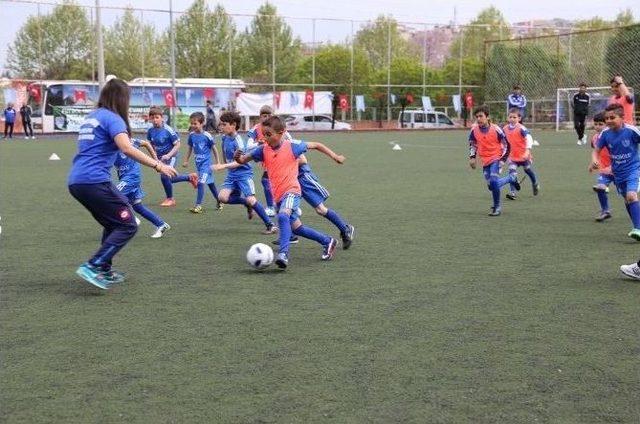 Büyükşehir Futbol Akademisi’nde Kayıtlar Devam Ediyor