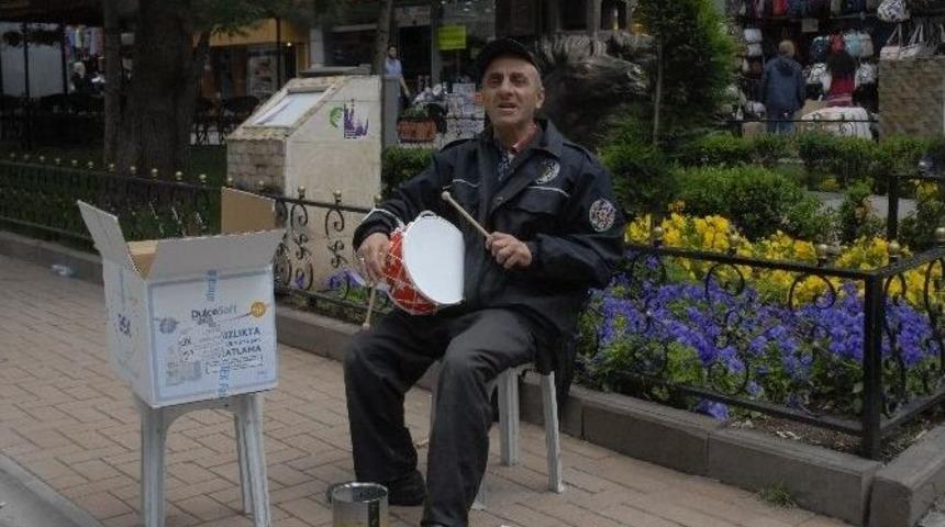 Resmi Kıyafetiyle Sokakta Trompet &Ccedil;alıp Yardım İstedi