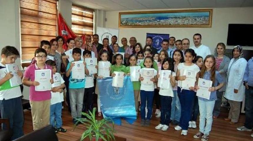 G&ouml;rmeyen Yaşıtlarının 'hayal D&uuml;nyasını Renklendirmek' I&ccedil;in Hikaye Kitapları Hazırladılar