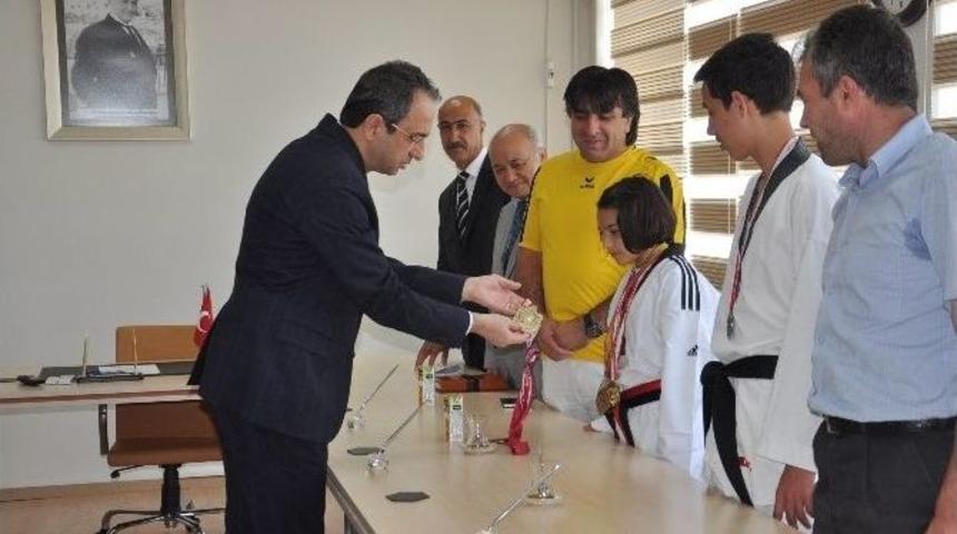 &Ccedil;erkezk&ouml;y Kaymakamı Kubilay, Başarılı Sporcuları &Ouml;d&uuml;llendirdi