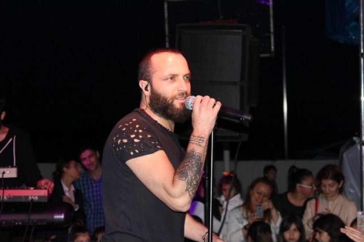 &Uuml;nl&uuml; Sanat&ccedil;ı Berkay&rsquo;a Karne S&uuml;rprizi