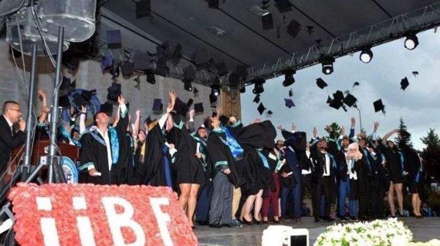 Sel&ccedil;uk&rsquo;ta Mezuniyet Coşkusu