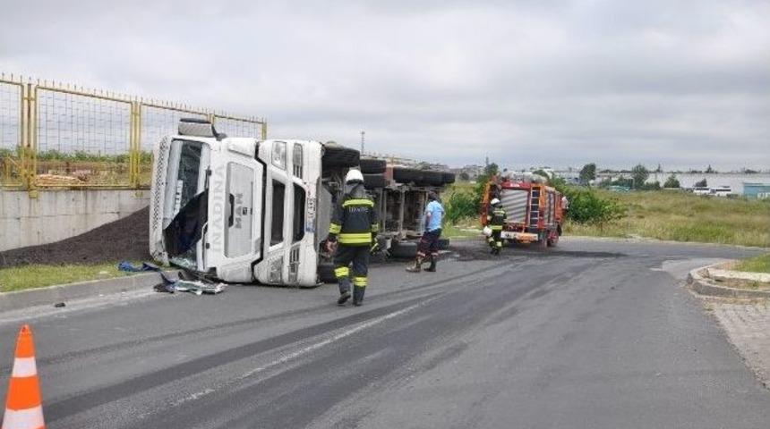 Virajı Alamayan Toz K&ouml;m&uuml;r Y&uuml;kl&uuml; Tır Yan Yattı