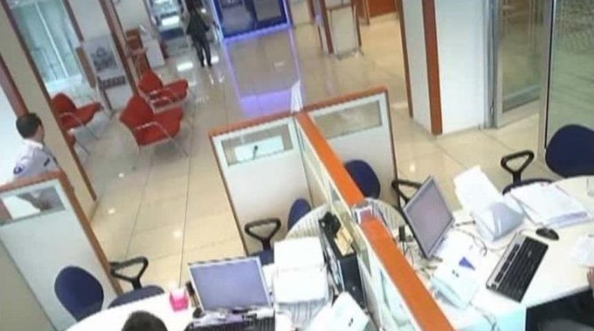 G&uuml;venlik G&ouml;revlisi Banka Soygununu Engelledi