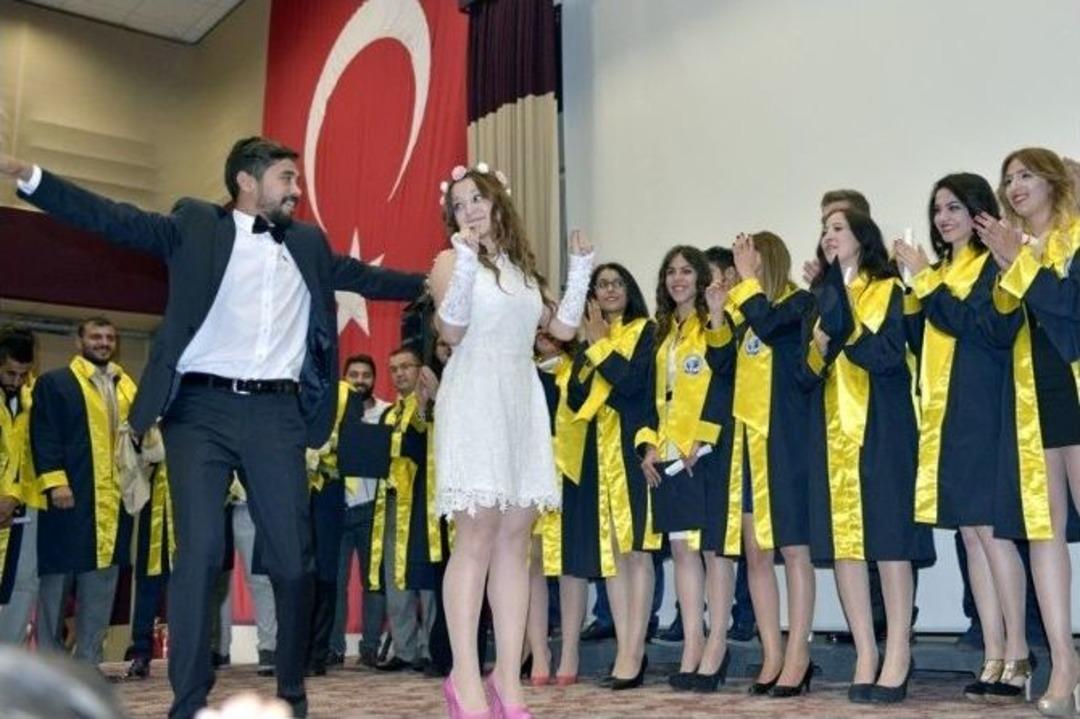 Km&uuml; Mezuniyet T&ouml;reninde S&uuml;rpriz Nikah