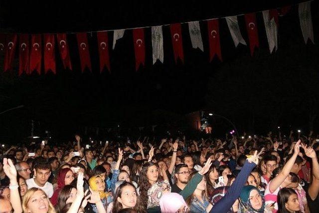 Aydilge, Demirci&rsquo;de Gen&ccedil;leri Coşturdu 3