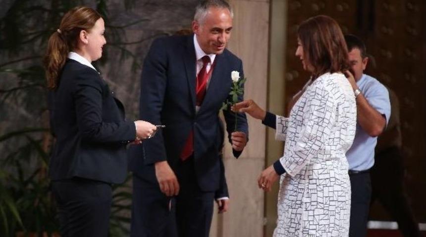 &Ccedil;orum&rsquo;dan Milletvekili Se&ccedil;ilen Kurt, Meclise Eşi İle Birlikte Geldi